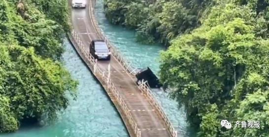 網紅景點浮橋墜車致5人遇難，曾宣傳“可過坦克”技術引質疑
